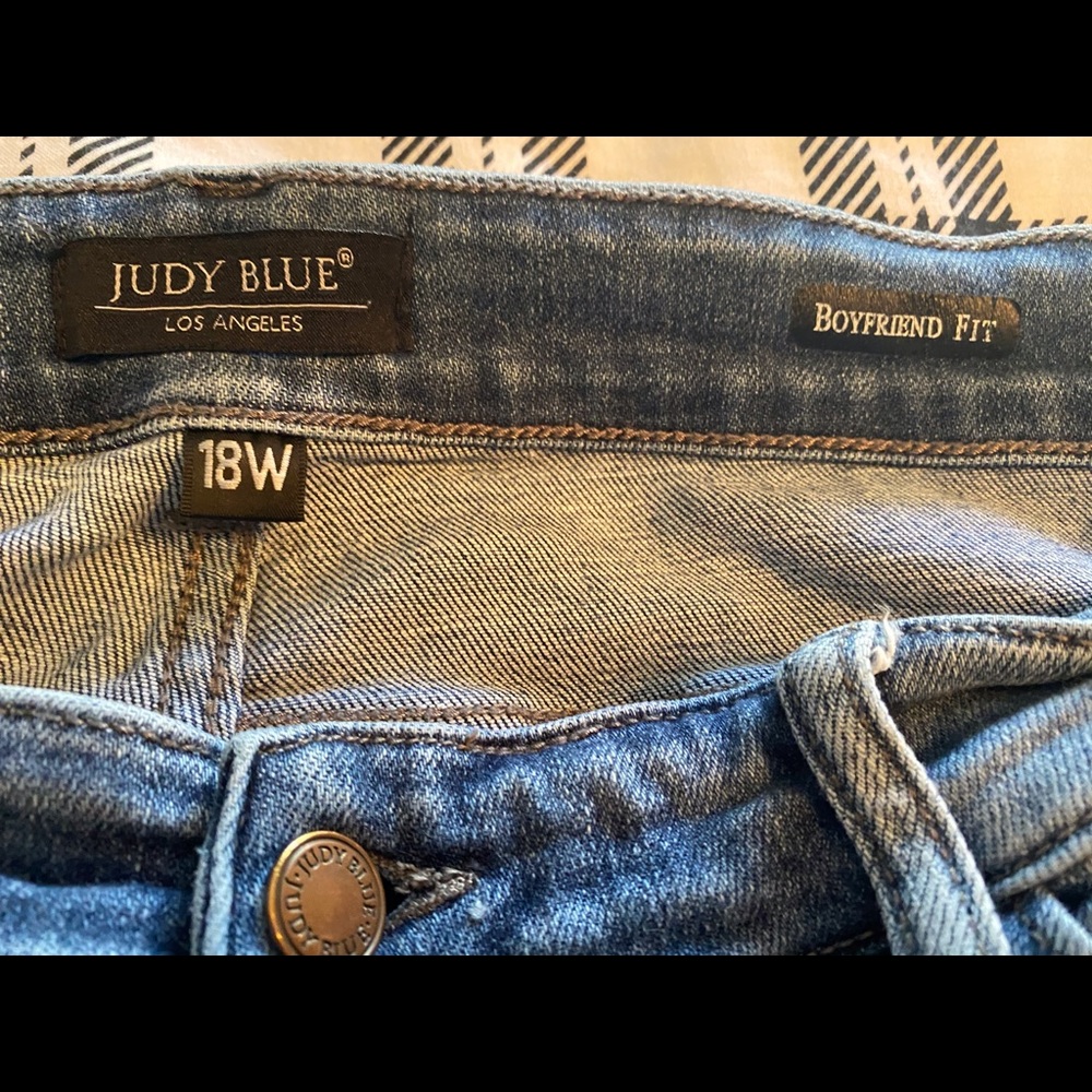 Judy Blue Bleach Splatter Boyfriend Jeans